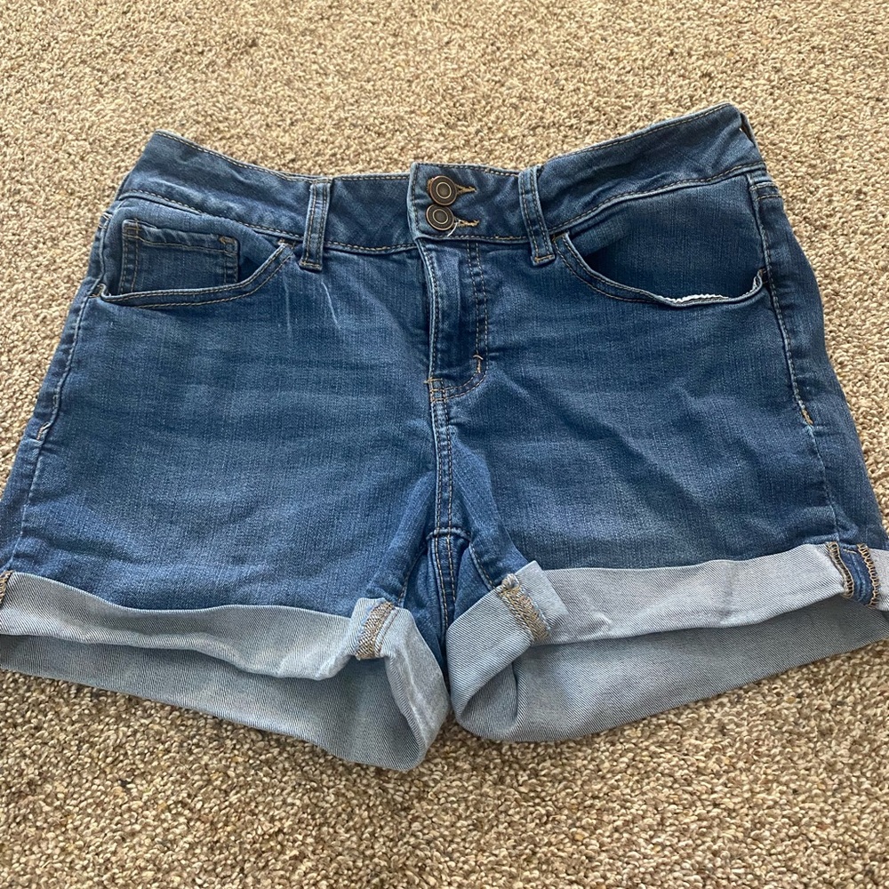 Size 9 shorts. Smoke free home